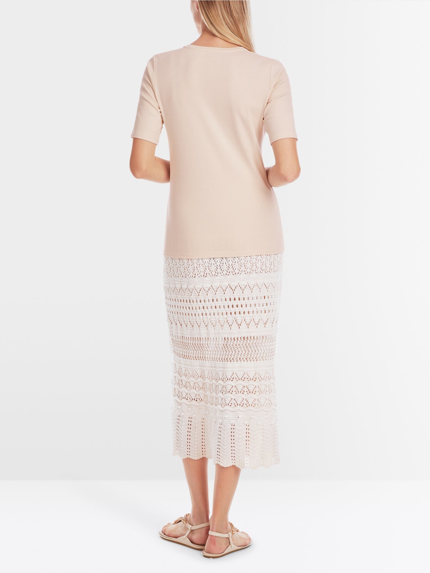 Plain feminine T-shirt with gathering