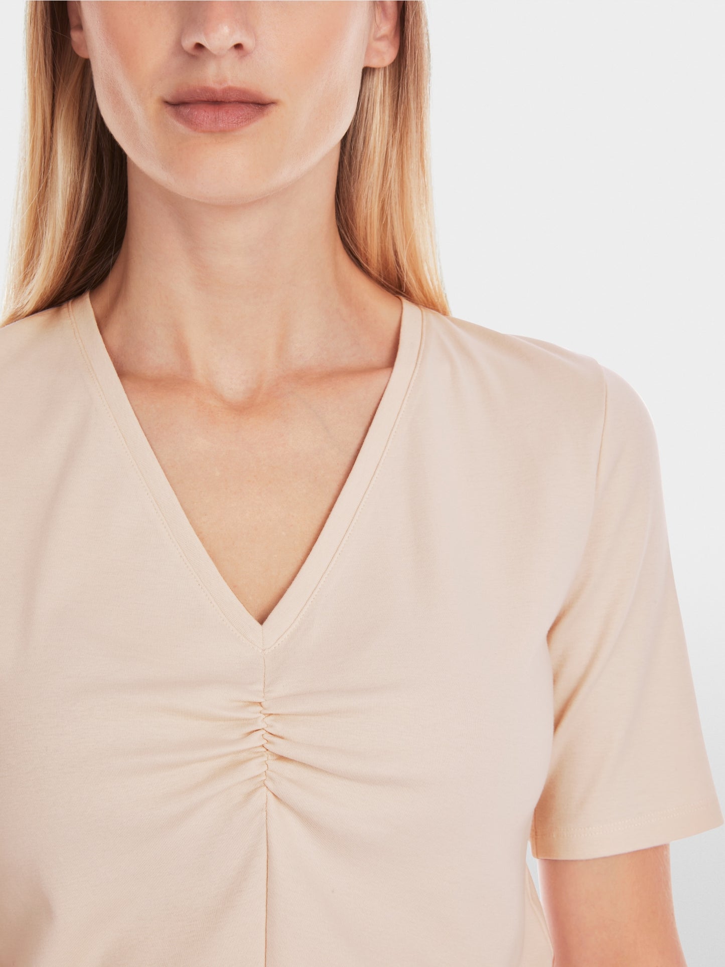Plain feminine T-shirt with gathering