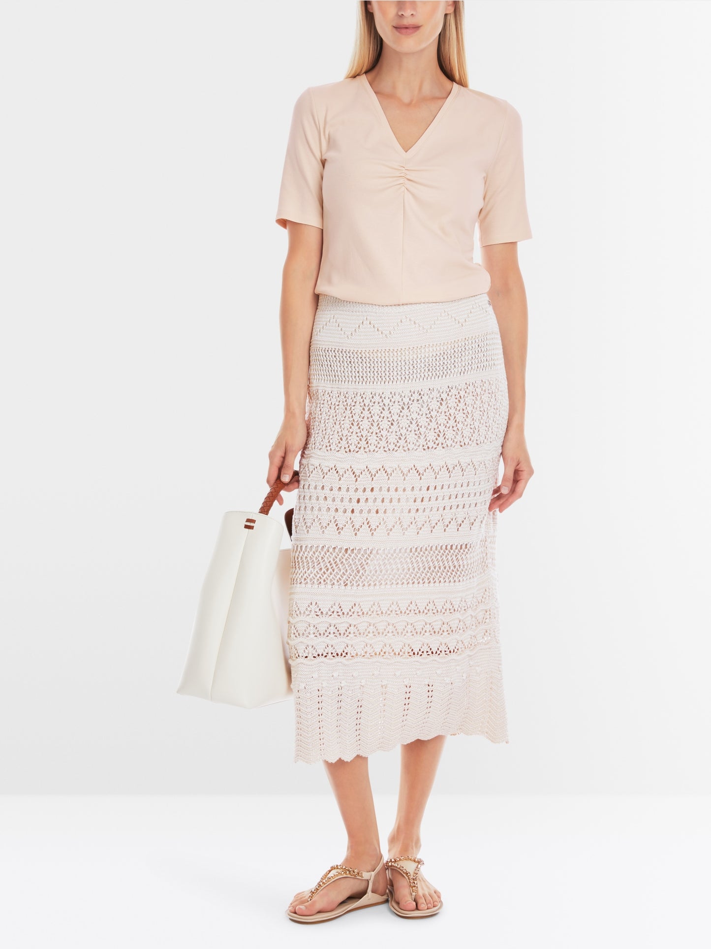 Plain feminine T-shirt with gathering