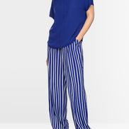 Loose-fitting flowing material blouse