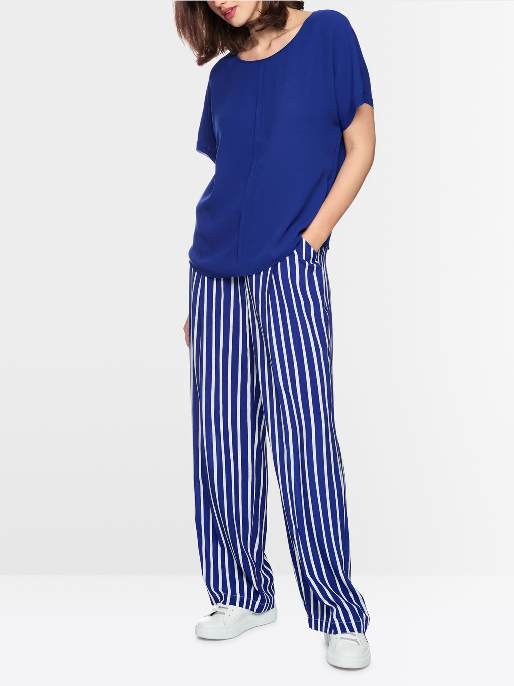 Loose-fitting flowing material blouse