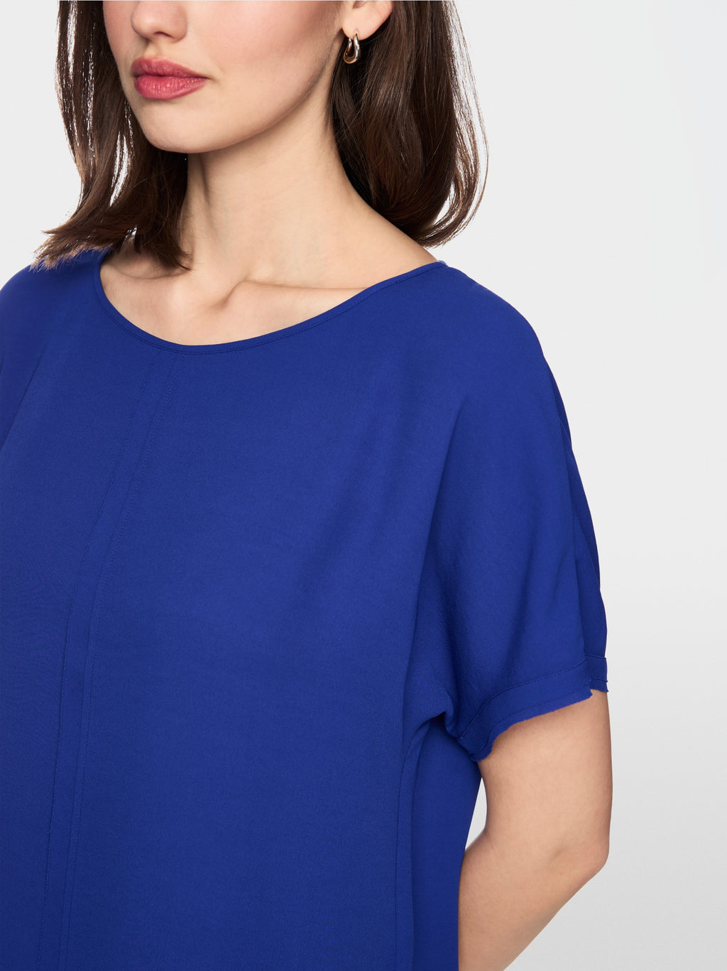Loose-fitting flowing material blouse