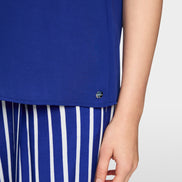 Loose-fitting flowing material blouse