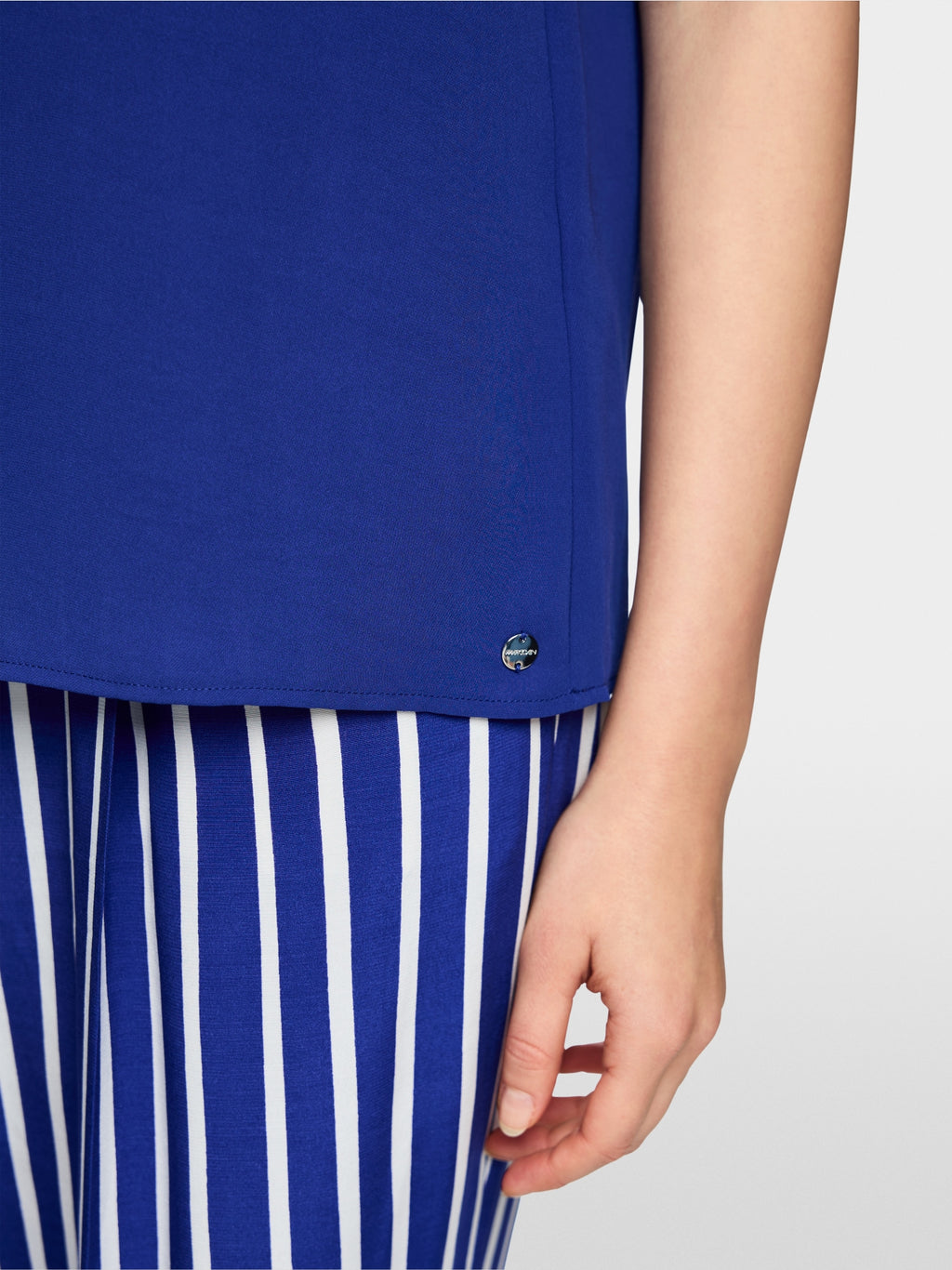 Loose-fitting flowing material blouse
