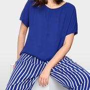 Loose-fitting flowing material blouse