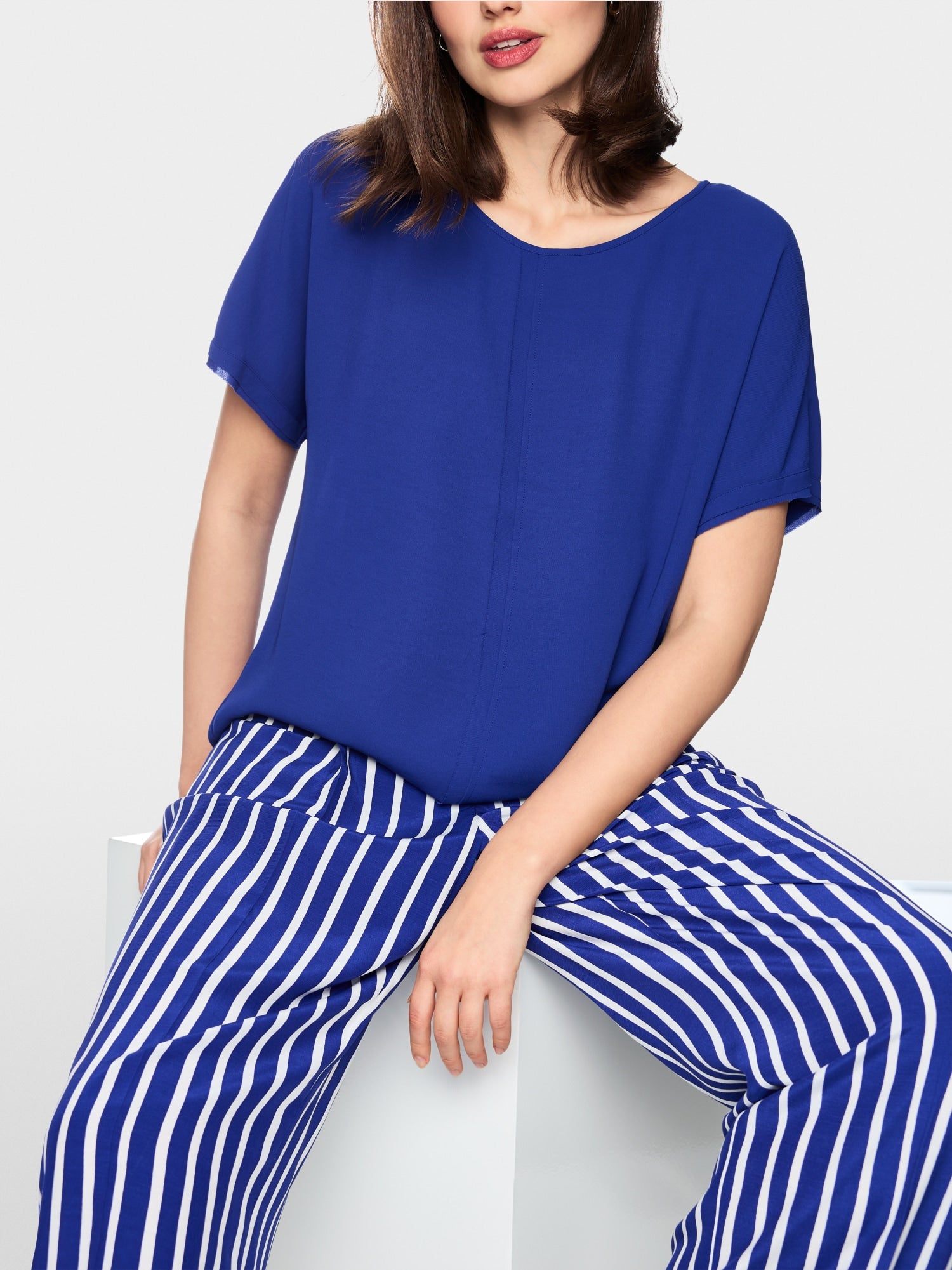 Loose-fitting flowing material blouse