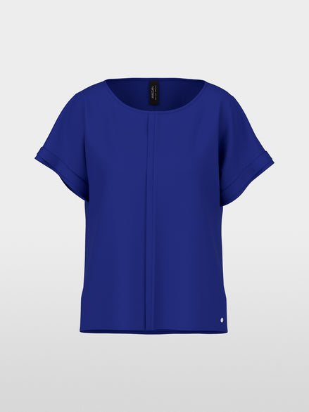 Loose-fitting flowing material blouse