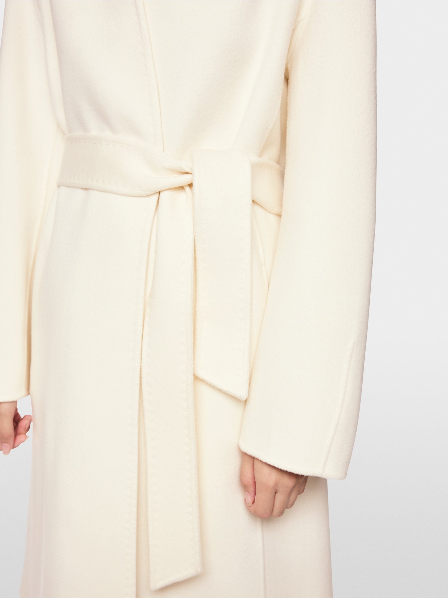 Elegant coat made of pure wool