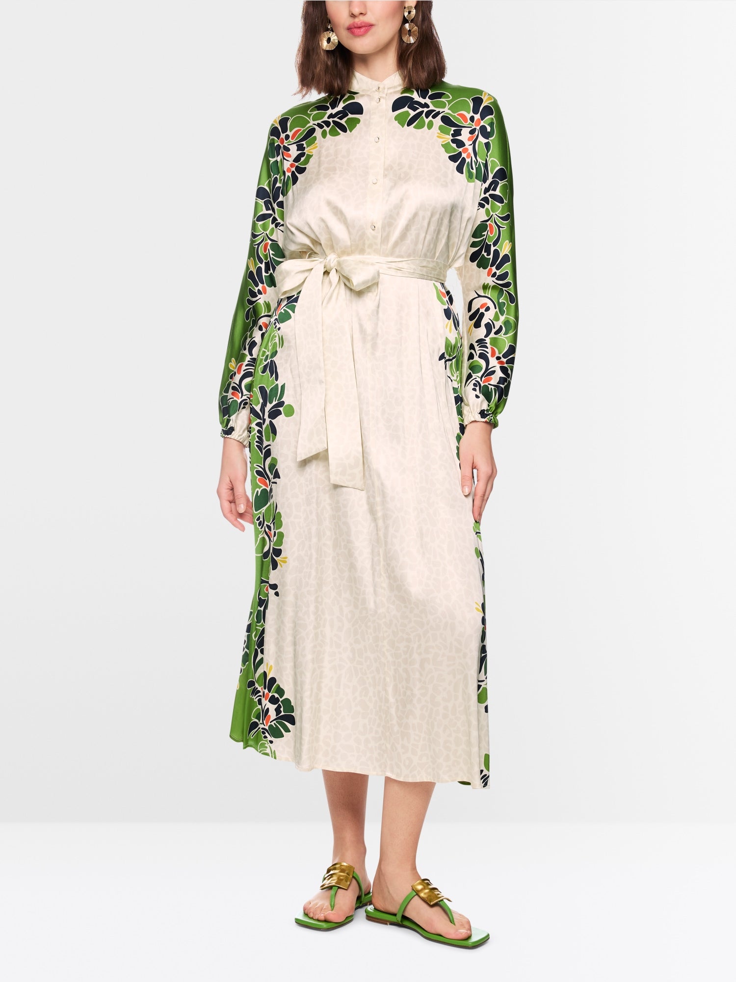 Maxi dress with stylized flowers