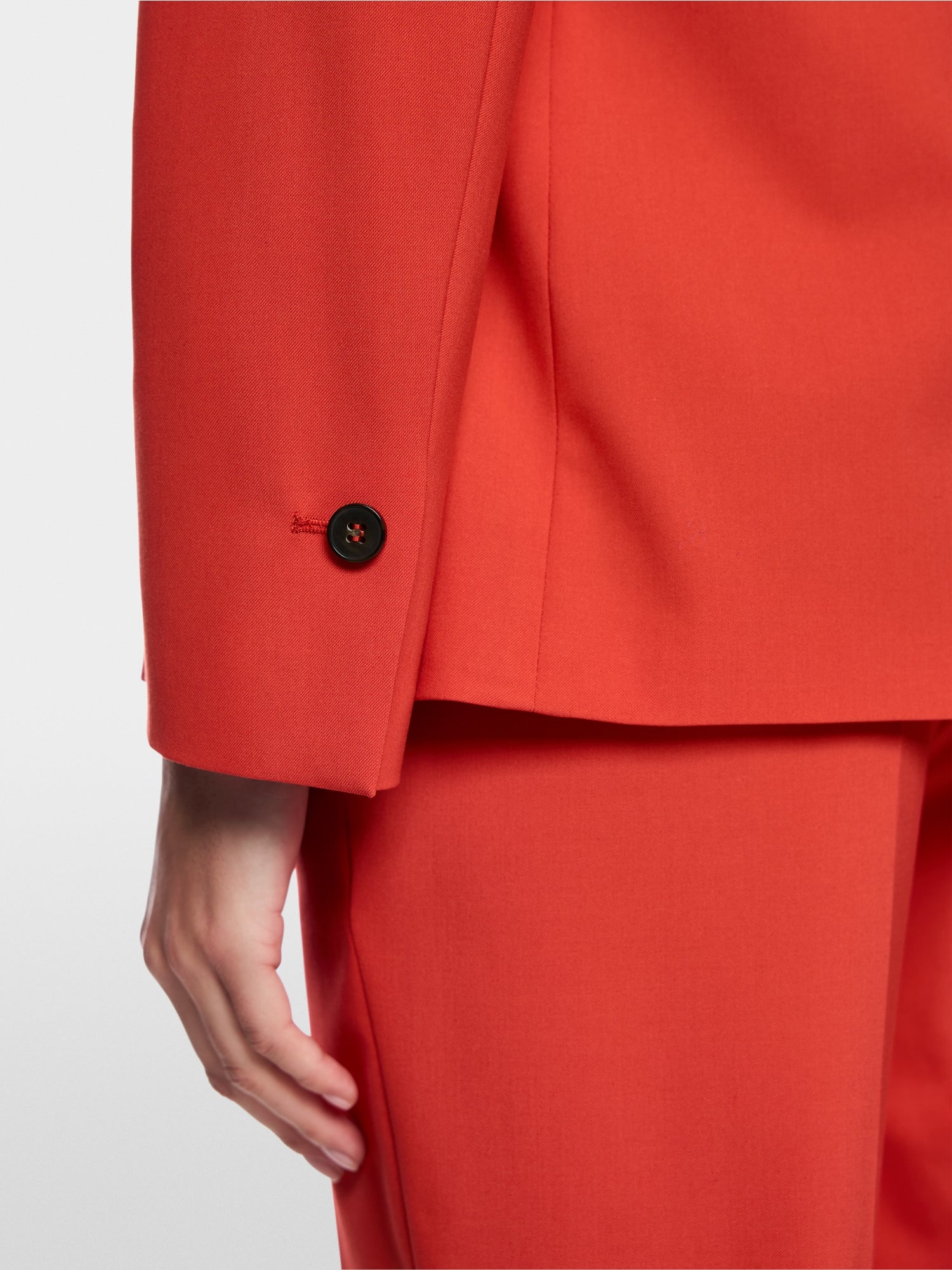 Fitted blazer with rounded hem