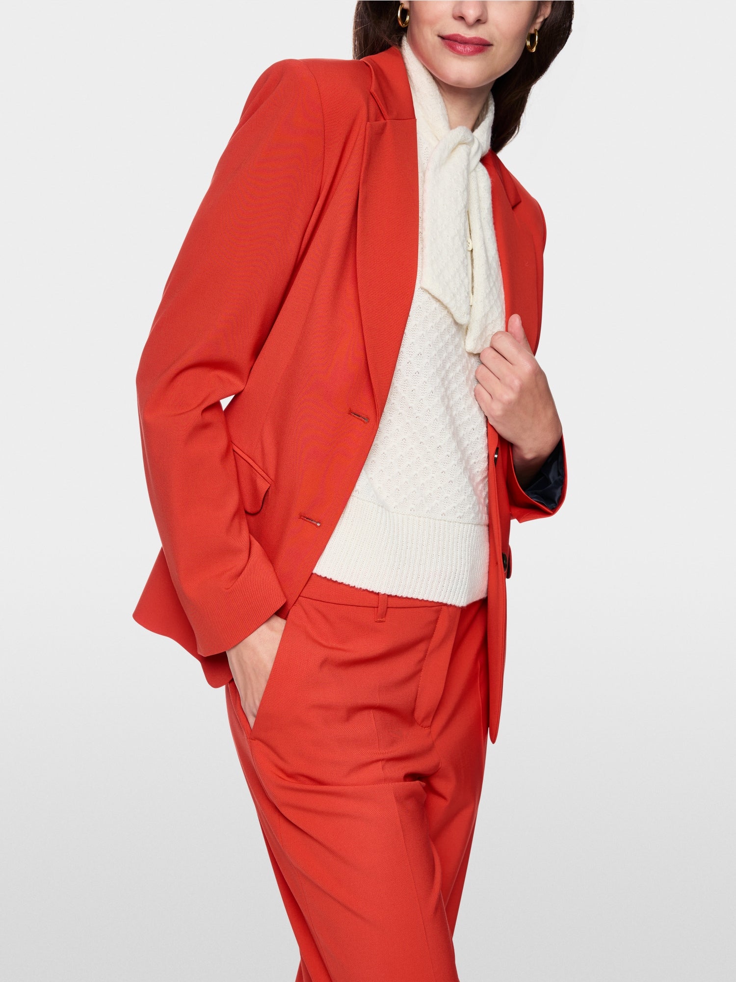 Fitted blazer with rounded hem