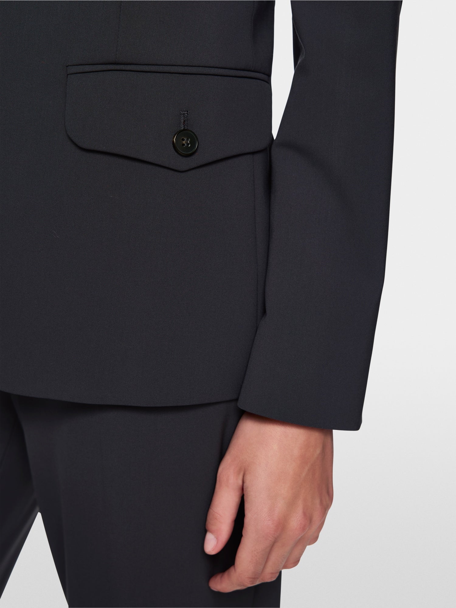 Fitted blazer with rounded hem