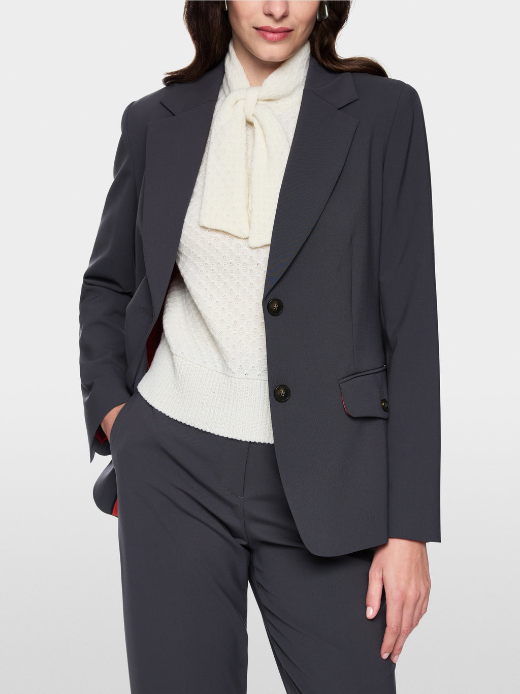 Fitted blazer with rounded hem