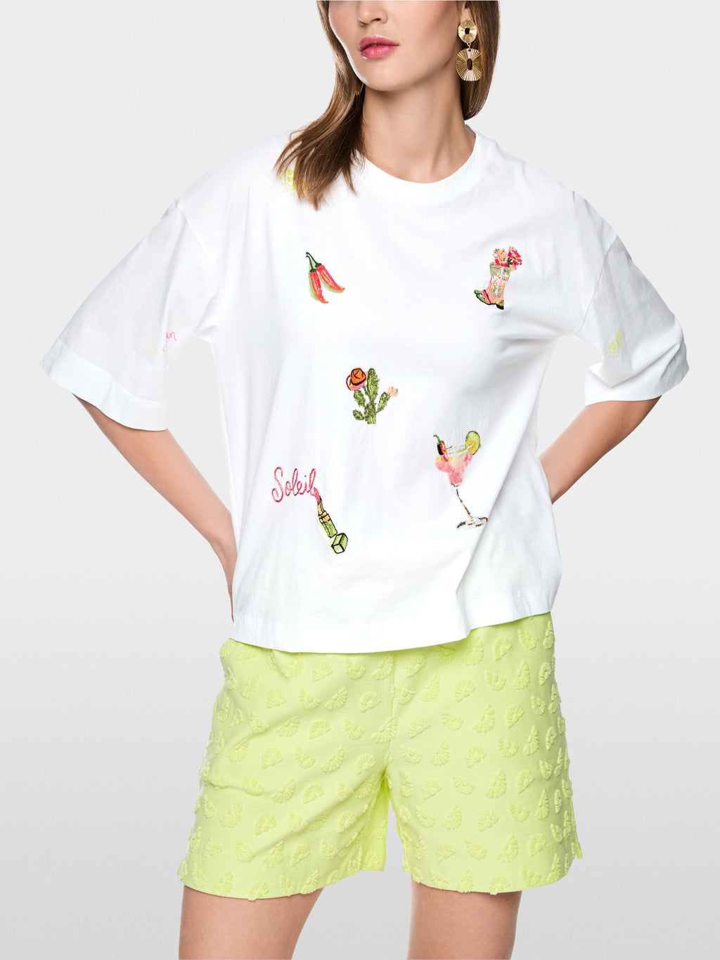 Shirt with 3/4 sleeves and patches