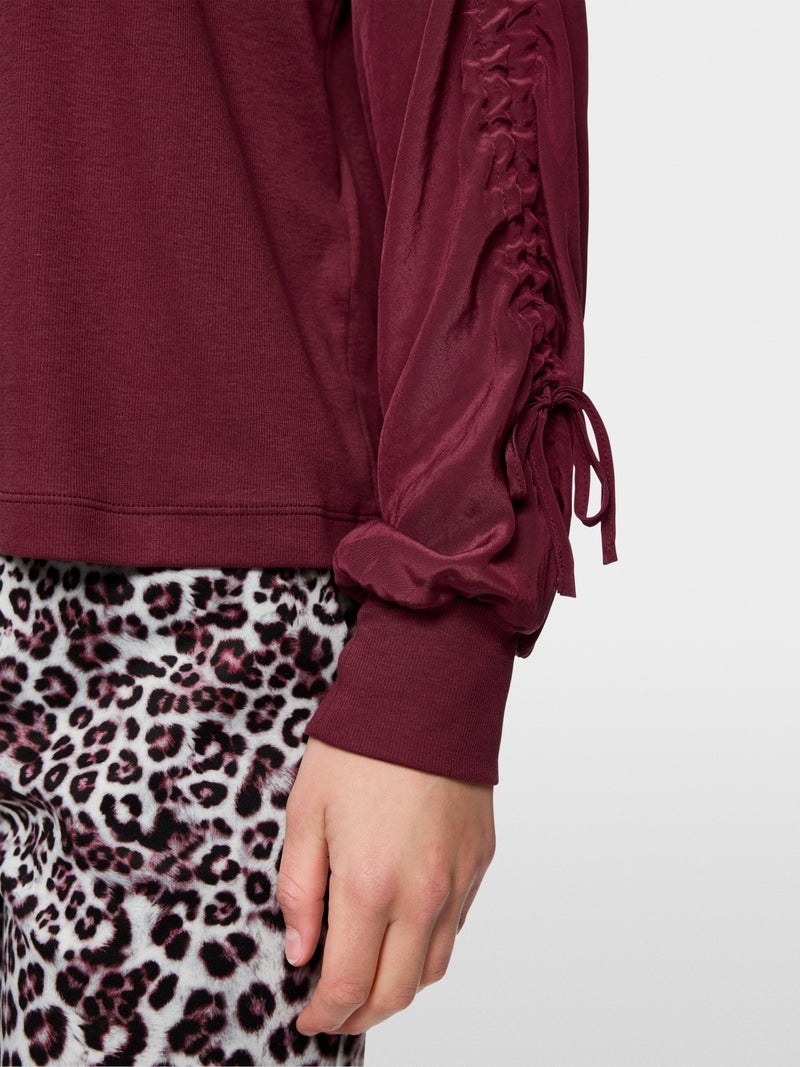 Blouse shirt with gathering