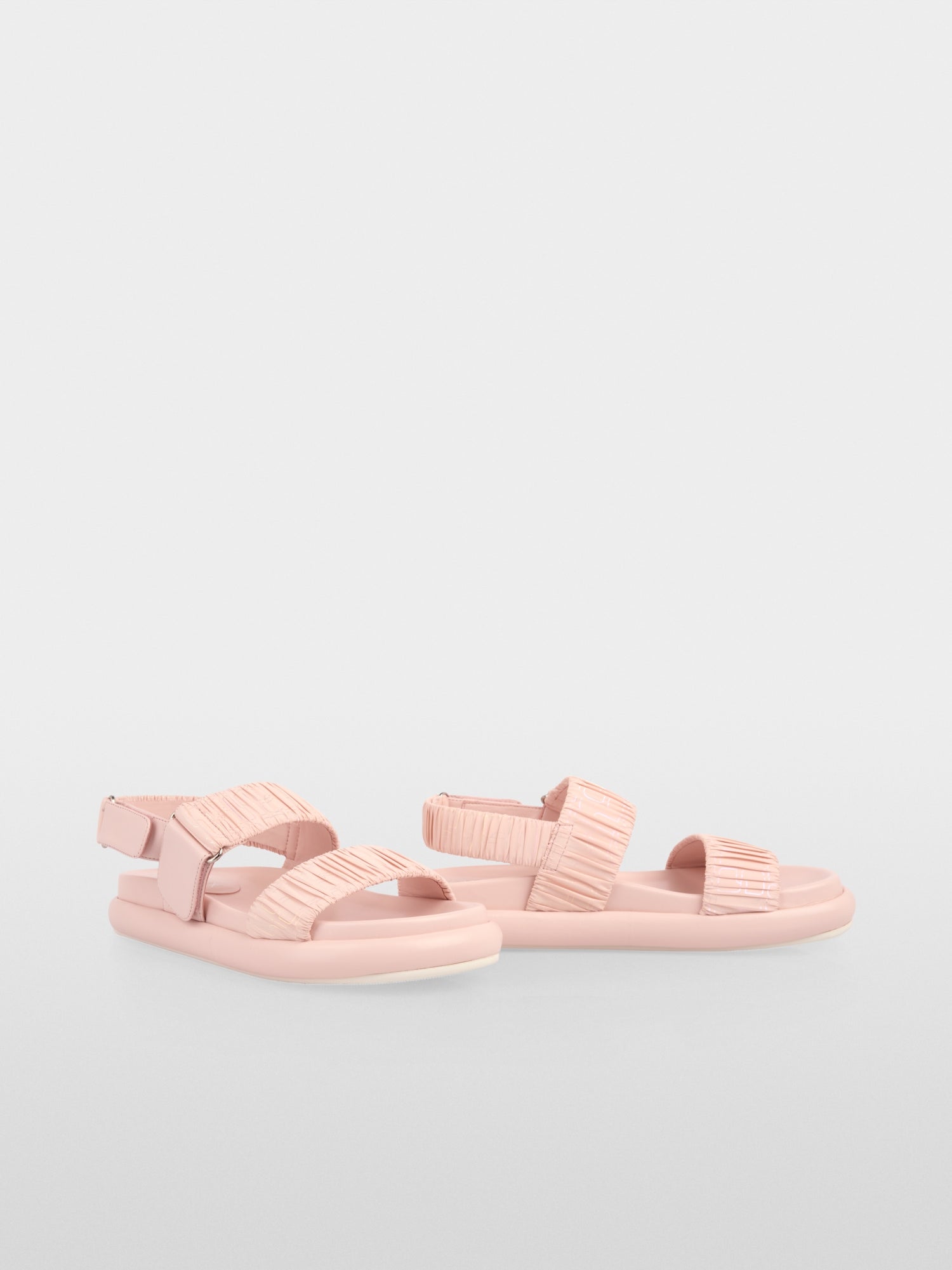 Sandals with gathering