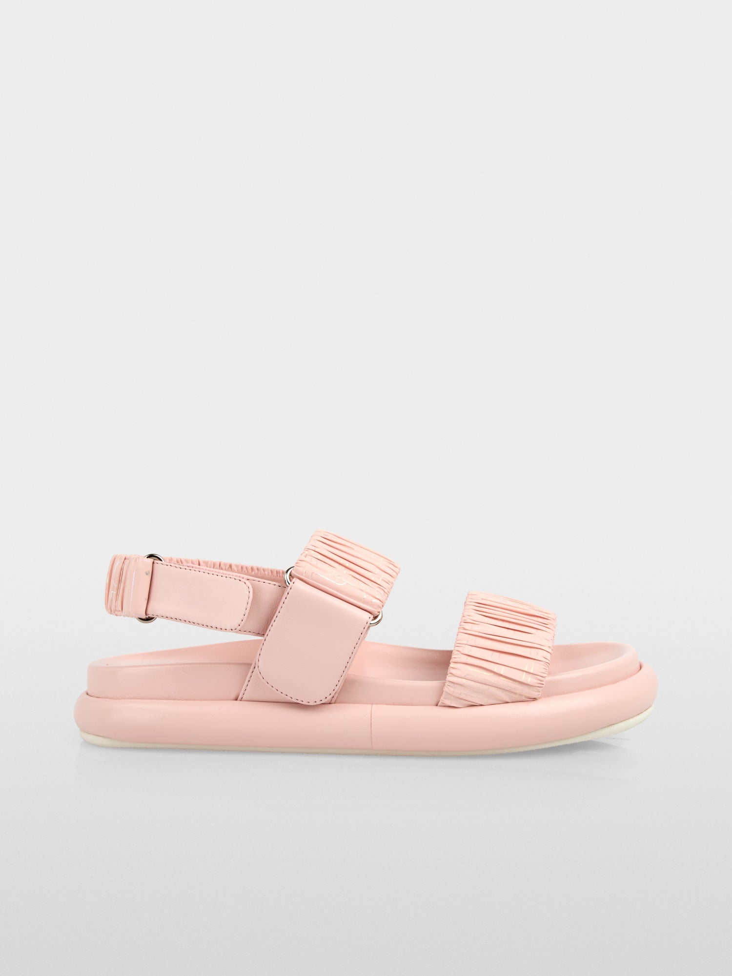 Sandals with gathering