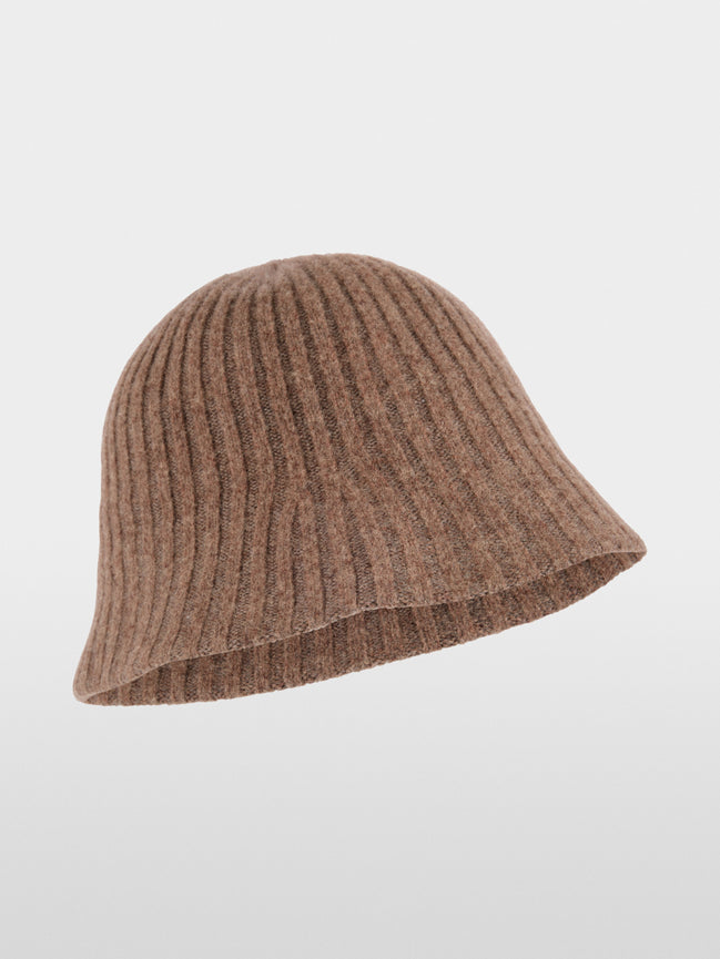 Knitted hat in a ribbed design
