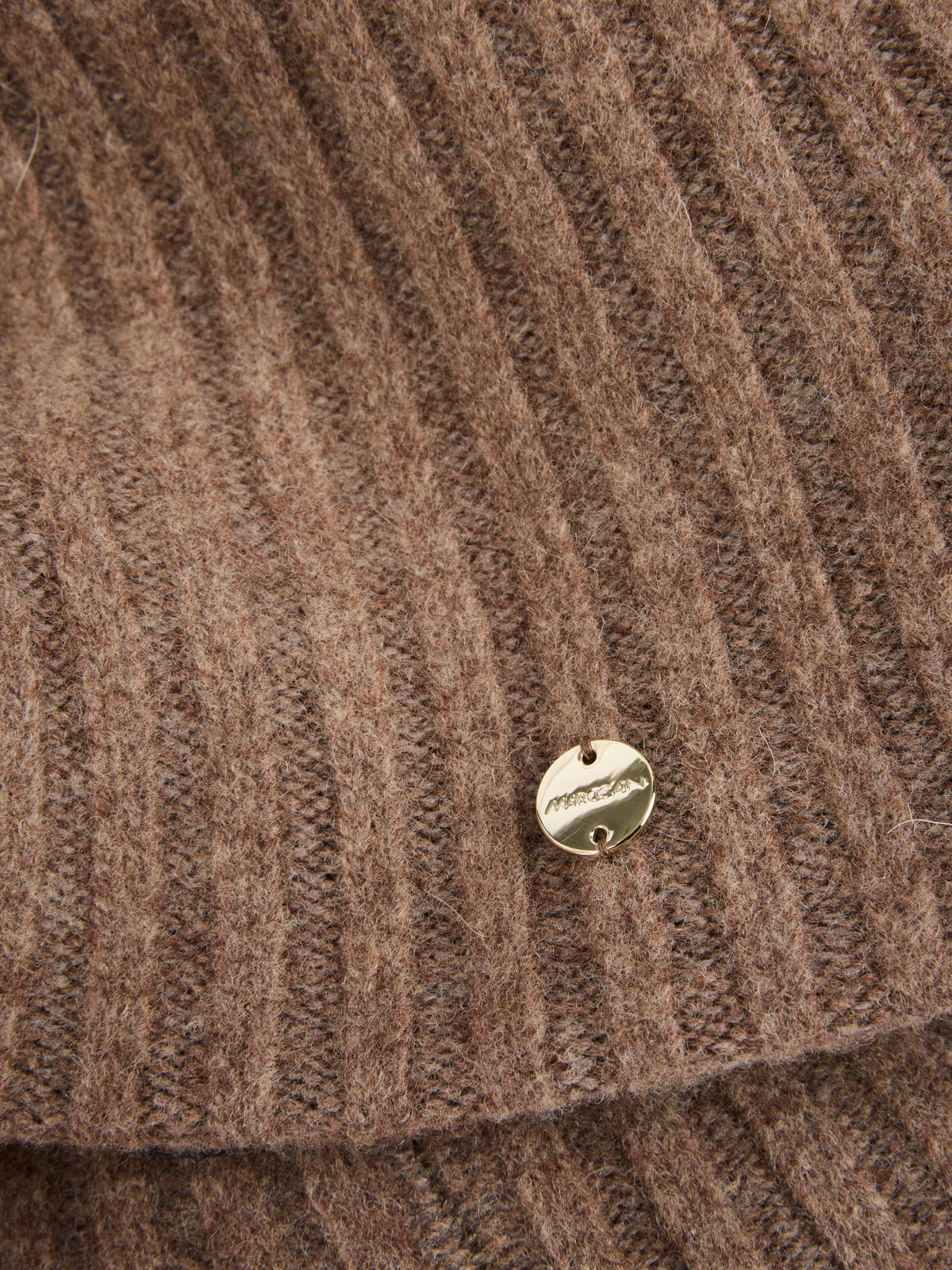 Knitted hat in a ribbed design