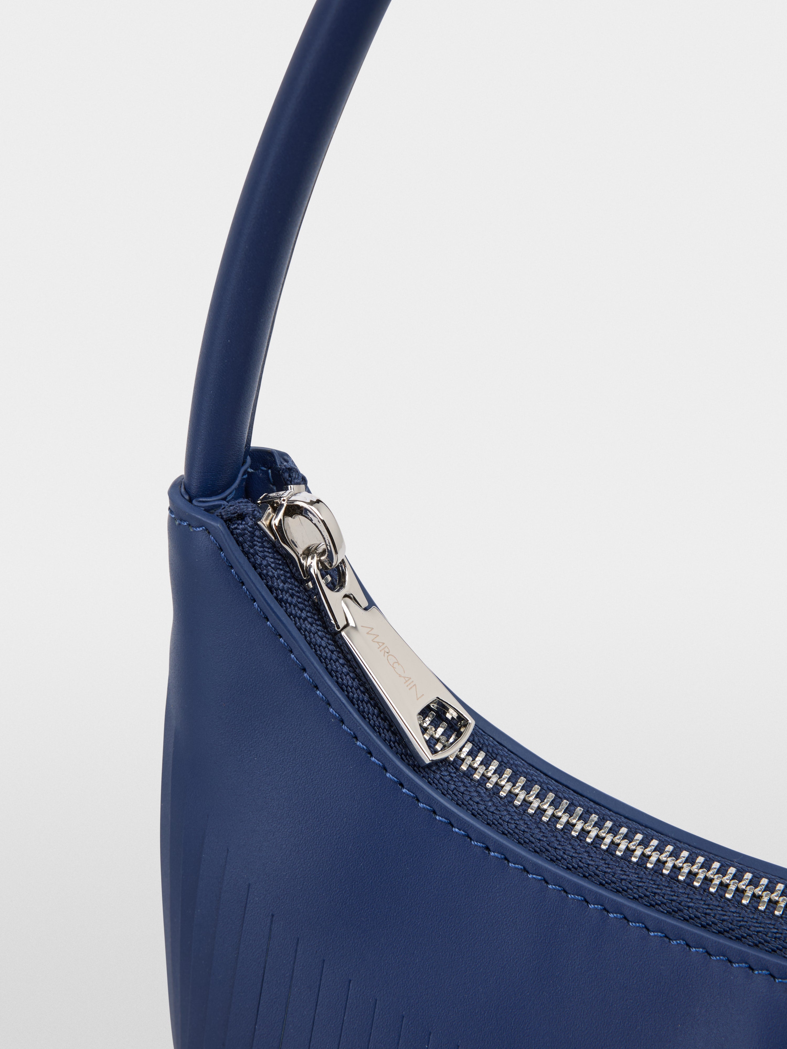 Shoulder bag with fringes