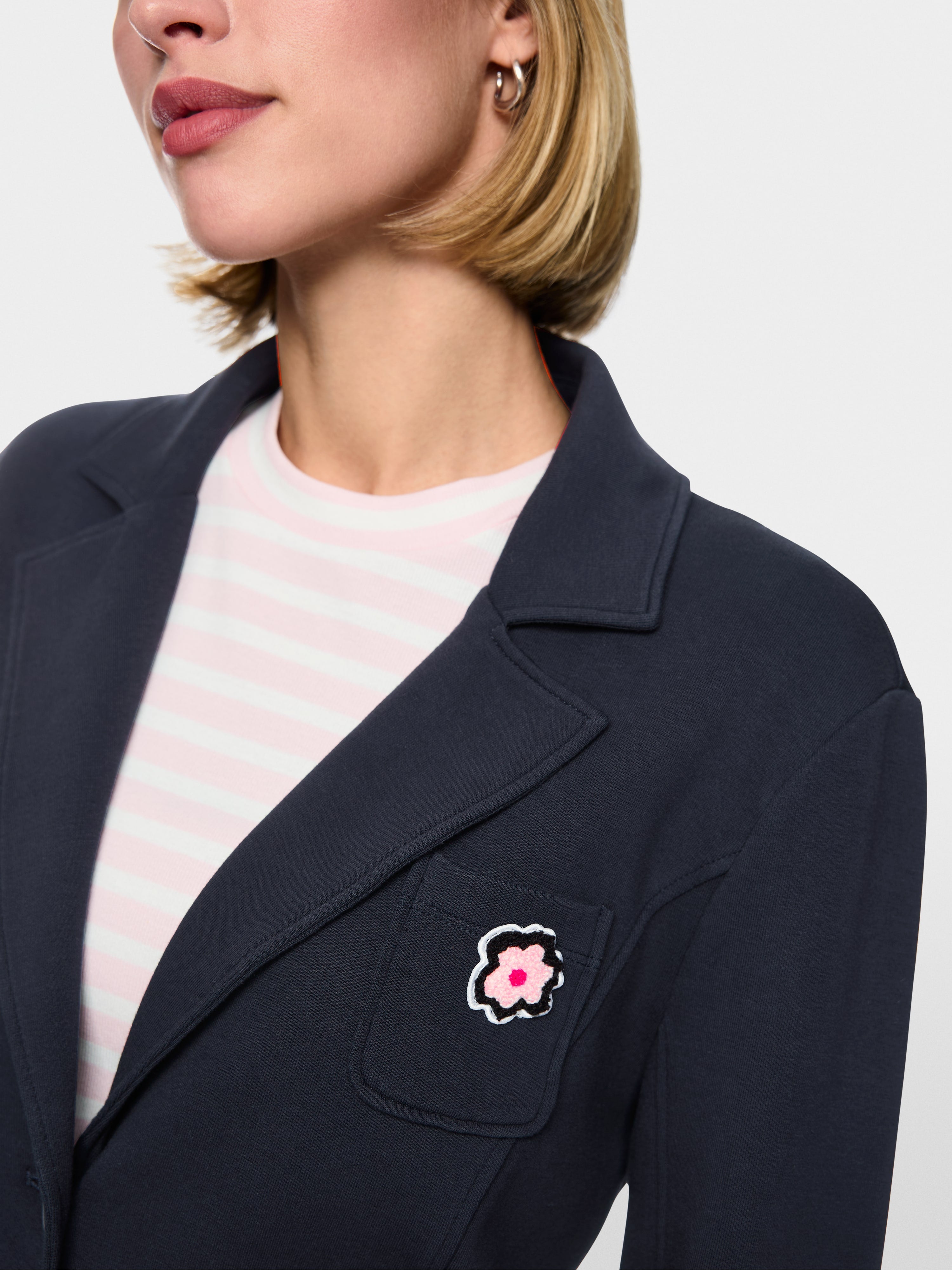 Lapel collar blazer with floral patch