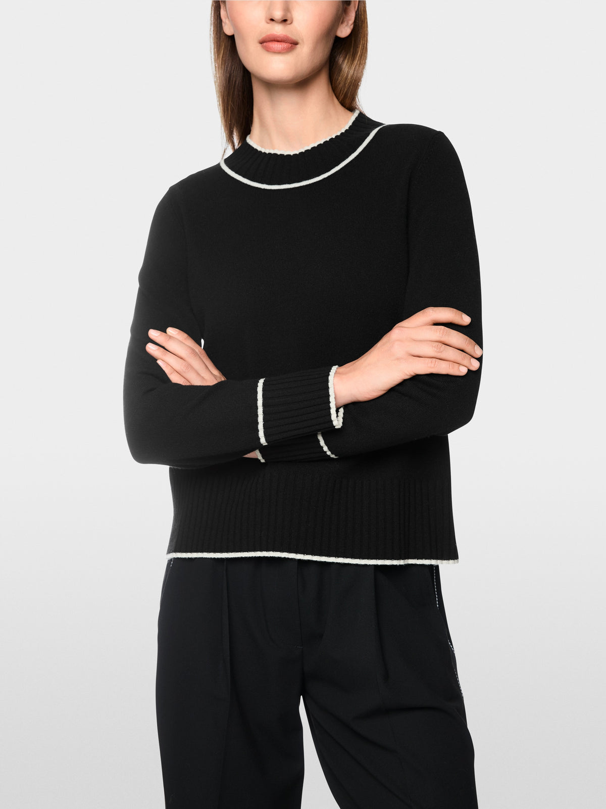 Knitted jumper with contrasting trim