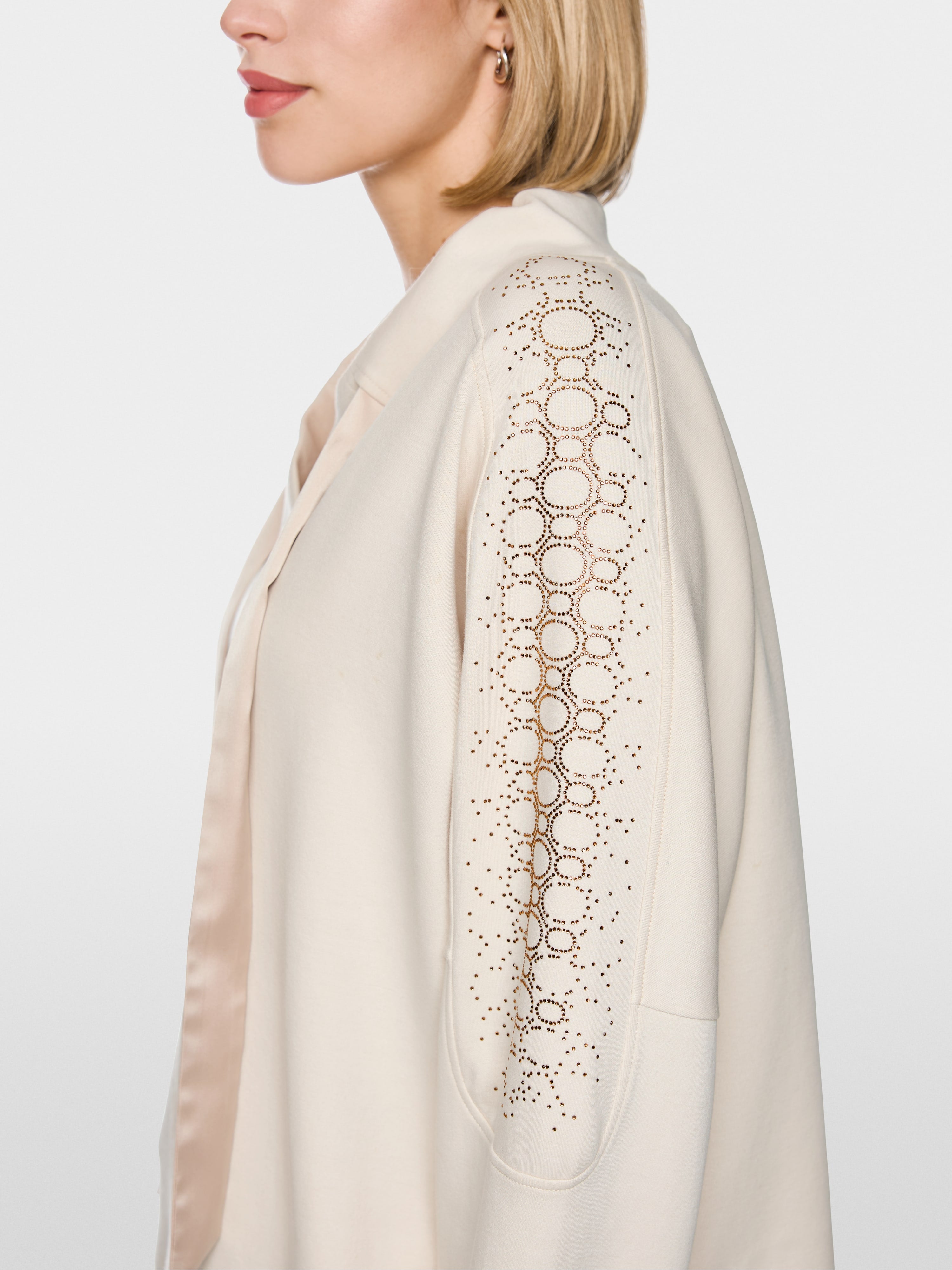 Oversized sweatshirt with hotfix stones