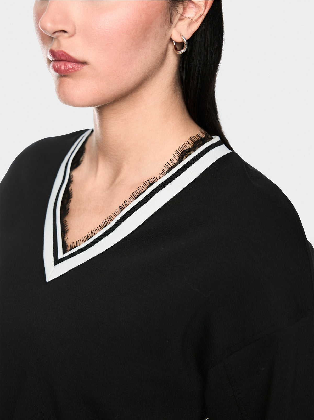 Sweatshirt with delicate lace details