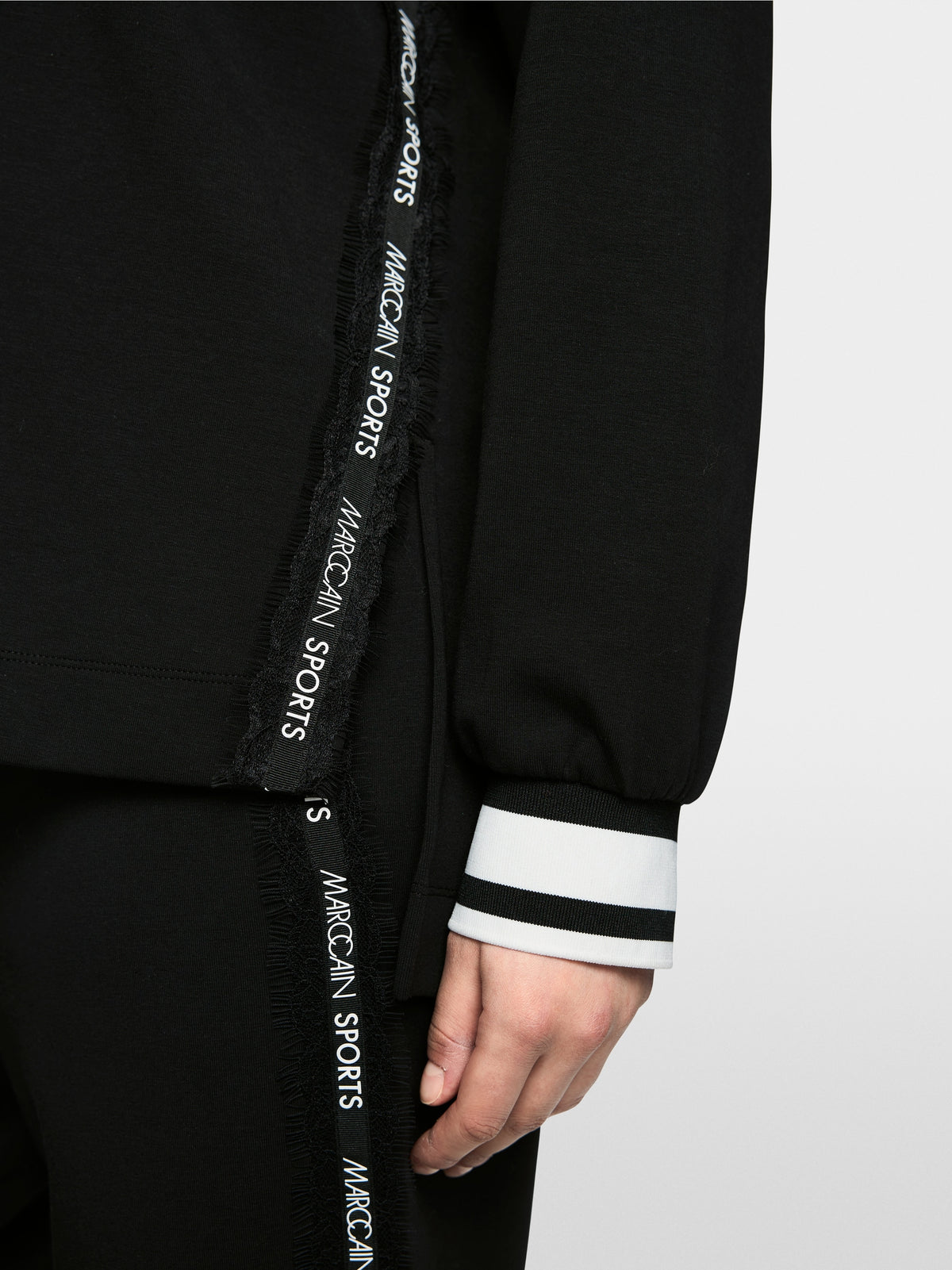 Sweatshirt with delicate lace details
