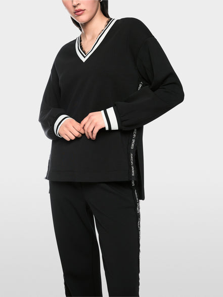 Sweatshirt with delicate lace details