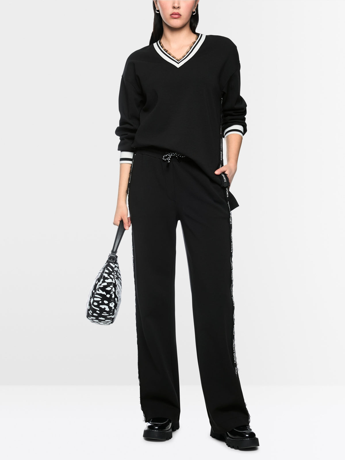 Sweatshirt with delicate lace details