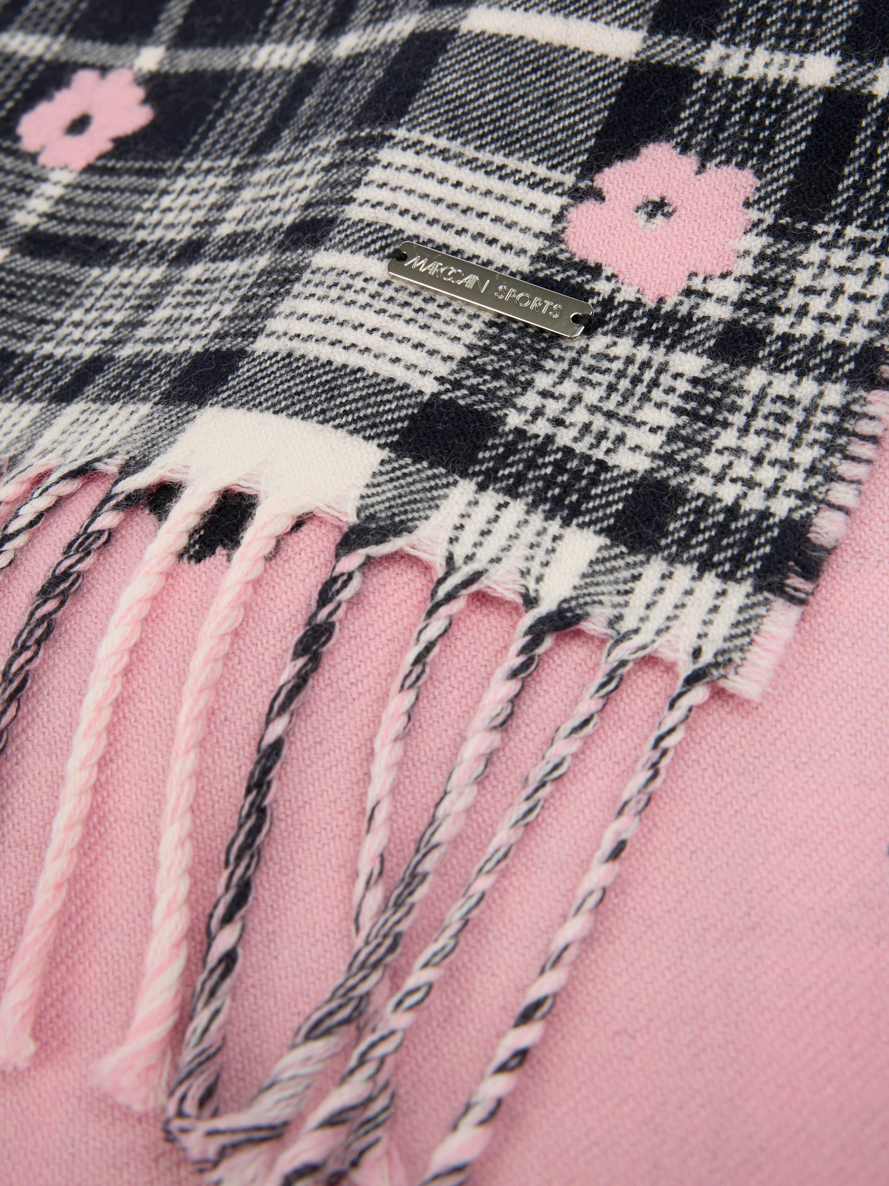Wool scarf with fringes