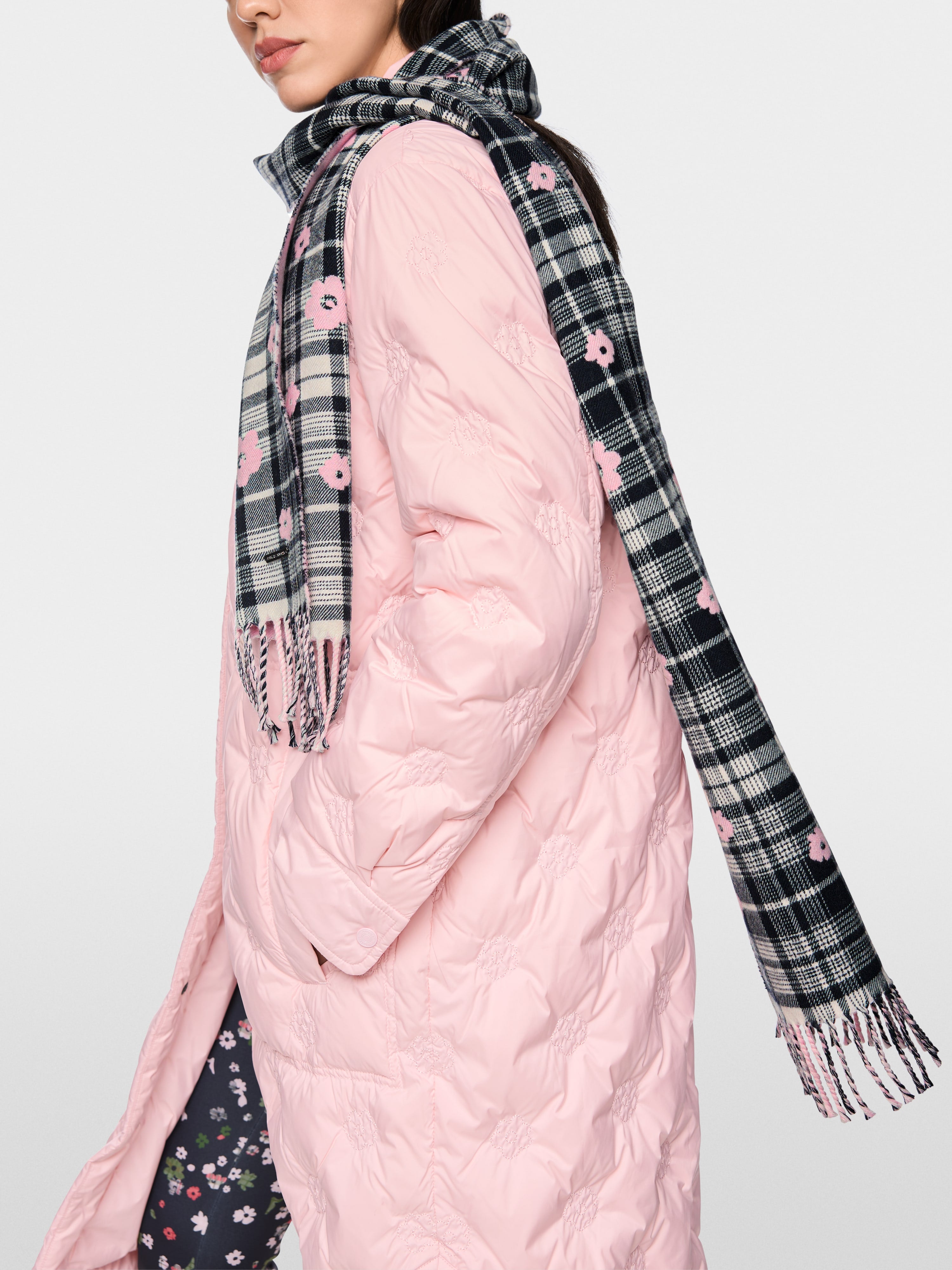 Wool scarf with fringes