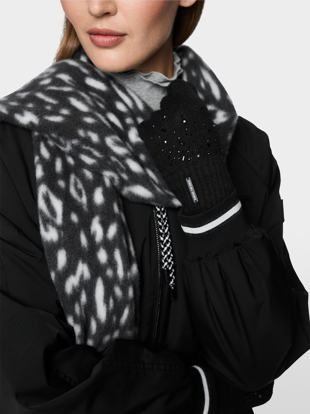 Fine-knit gloves with rhinestones