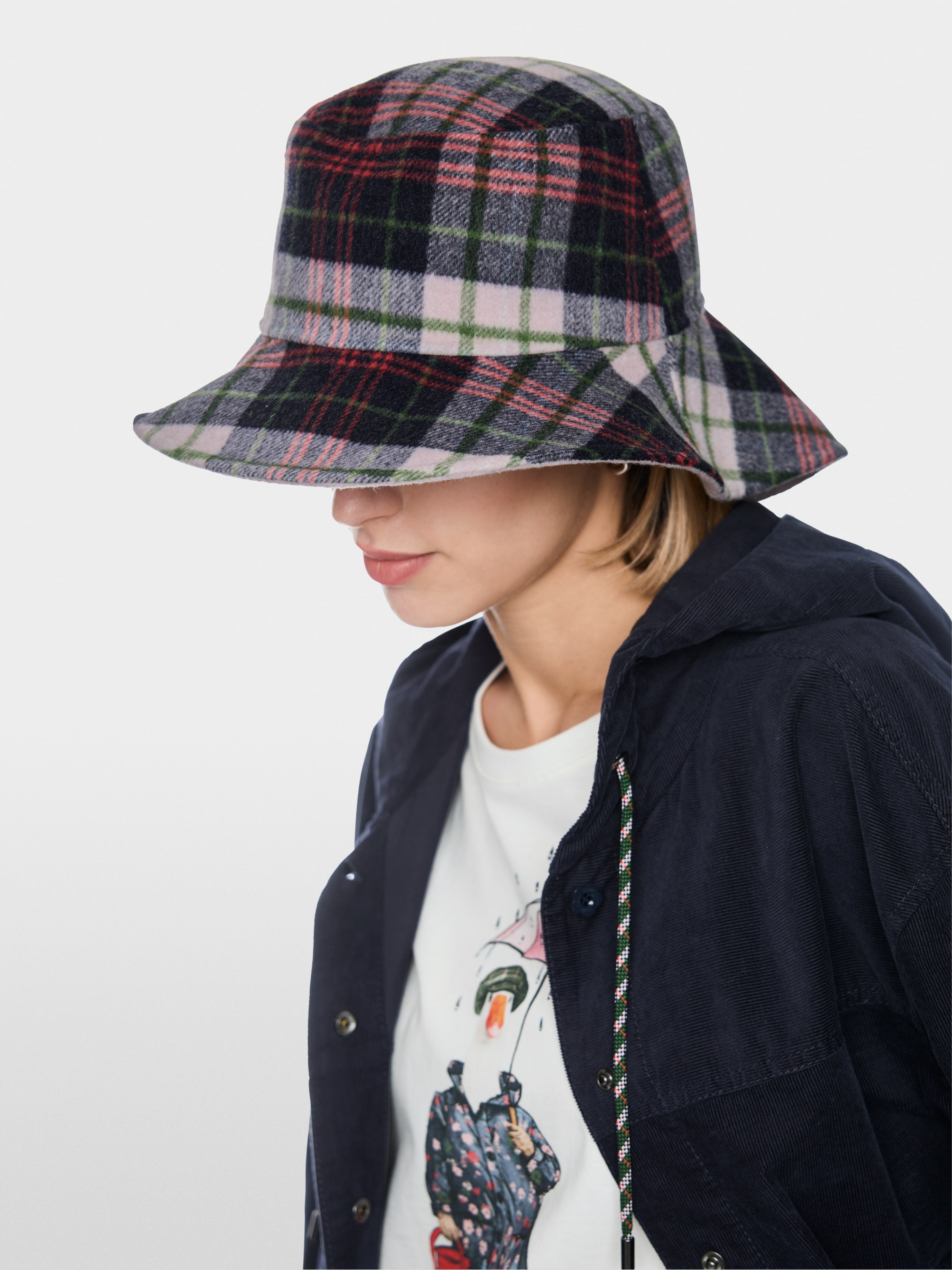 Reversible hat with checked pattern