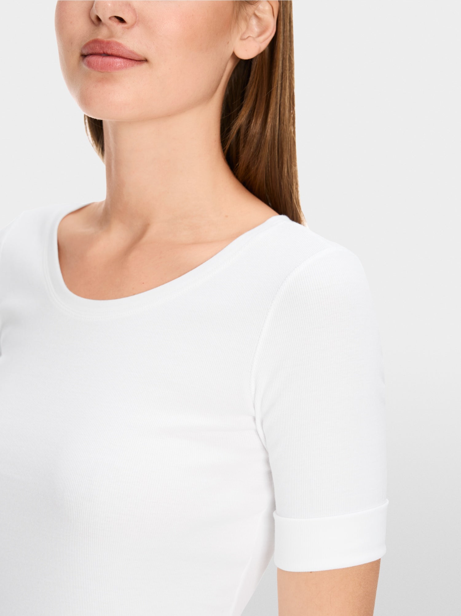 Round-collar shirt with short sleeves