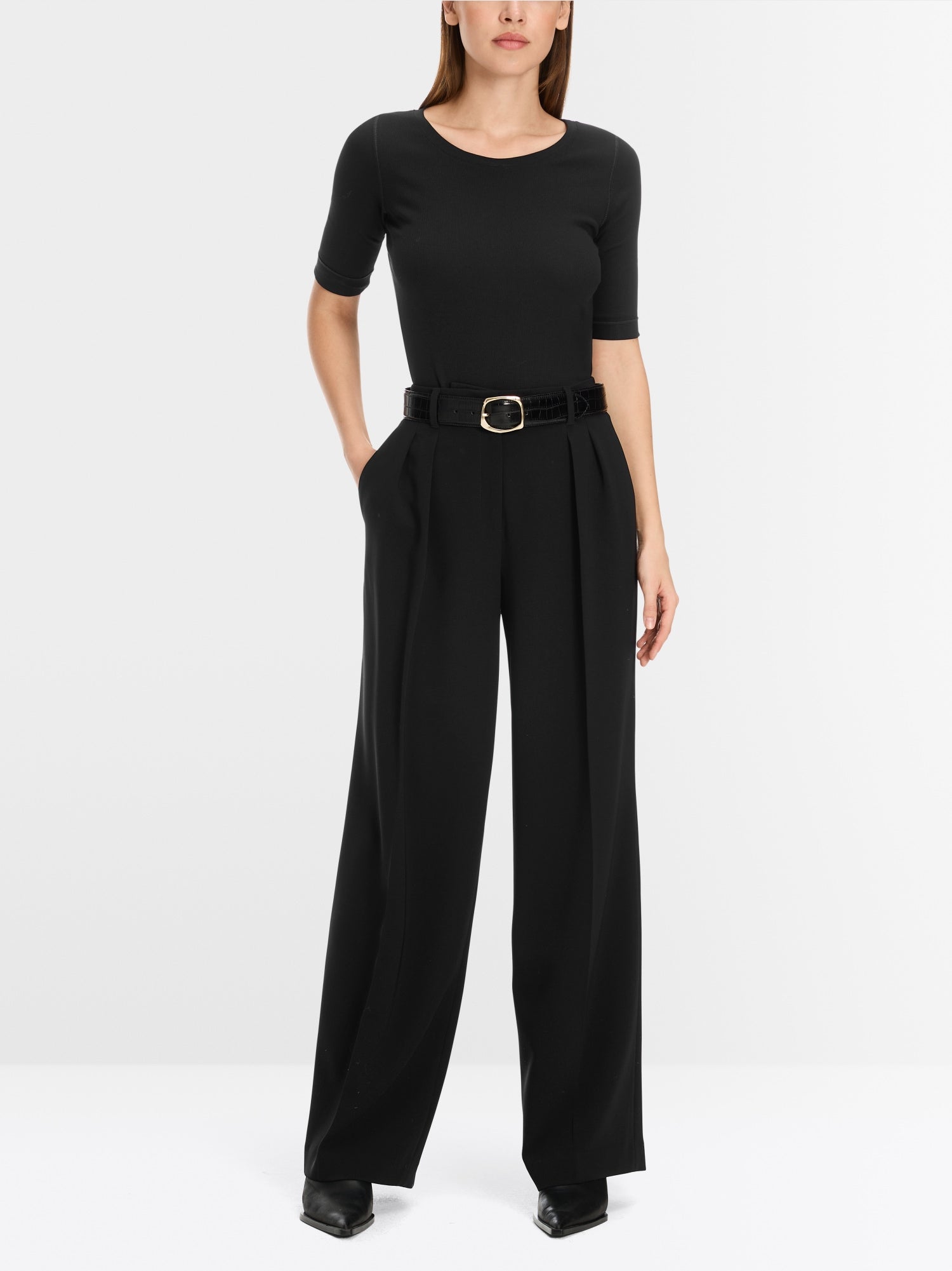 Round-collar shirt with short sleeves