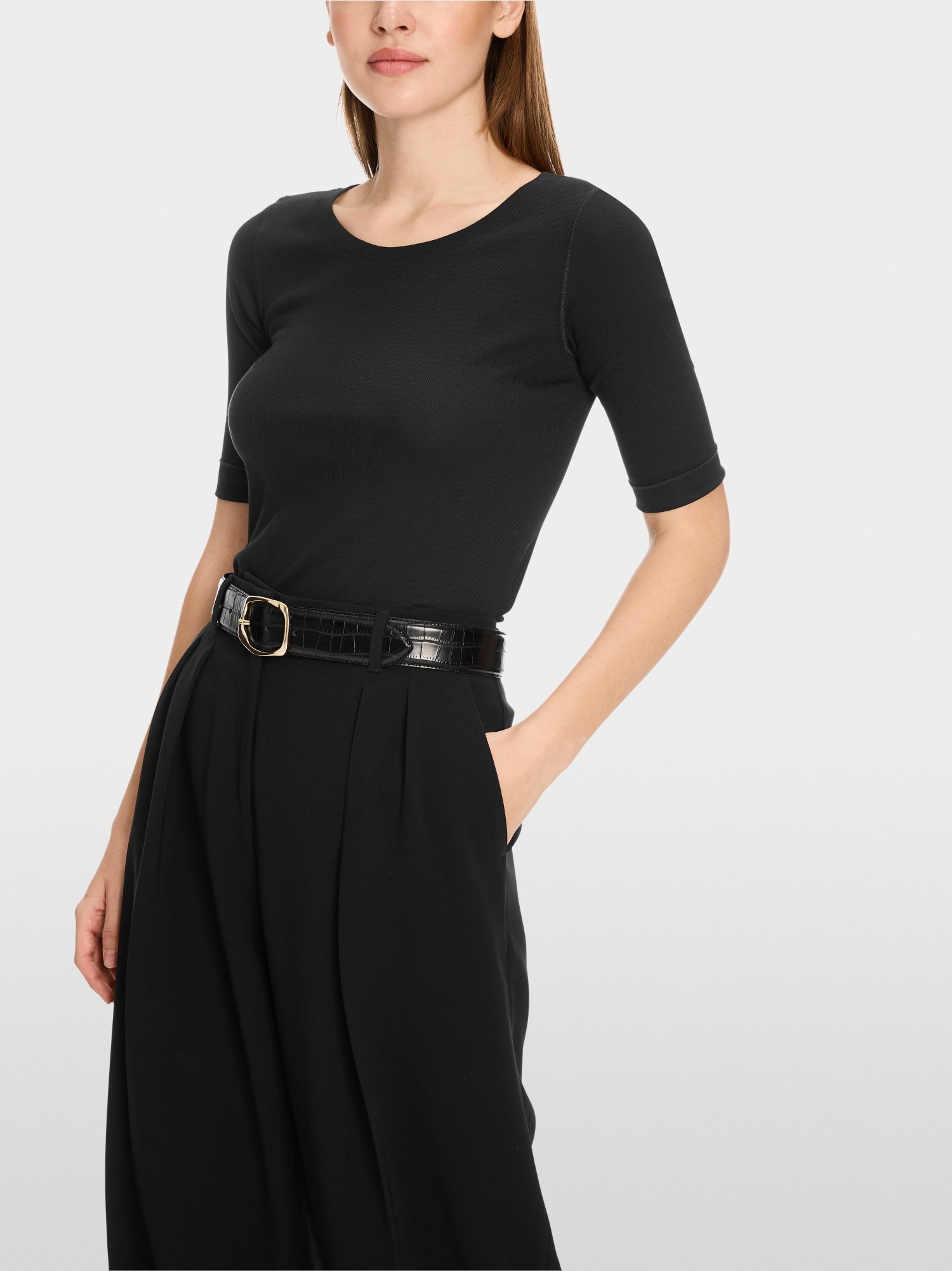Round-collar shirt with short sleeves