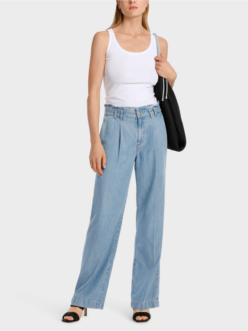 Lightweight, sleeveless top