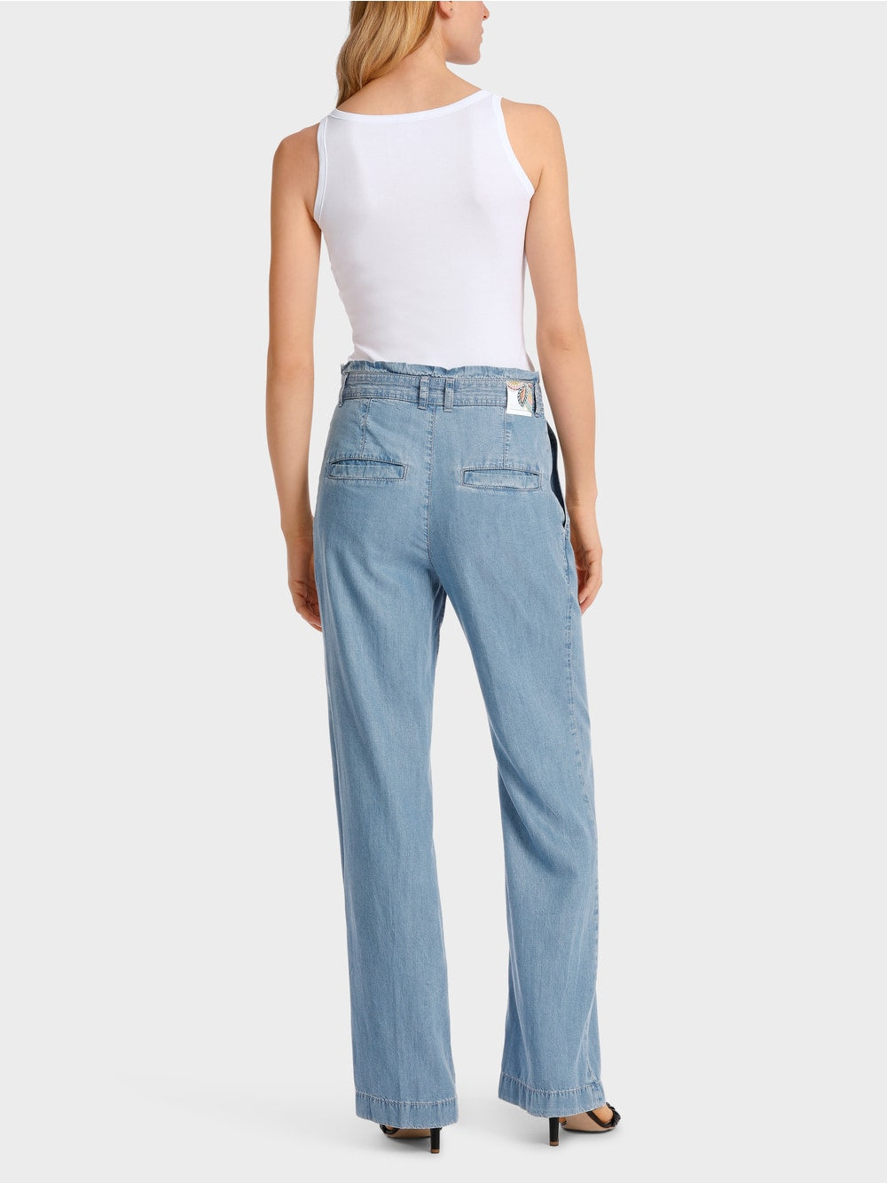 Lightweight, sleeveless top