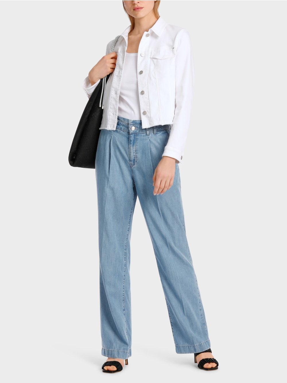 Lightweight, sleeveless top