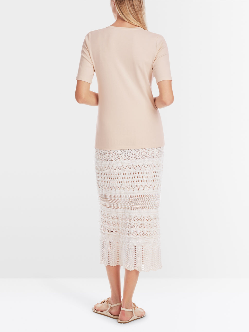 Plain feminine T-shirt with gathering