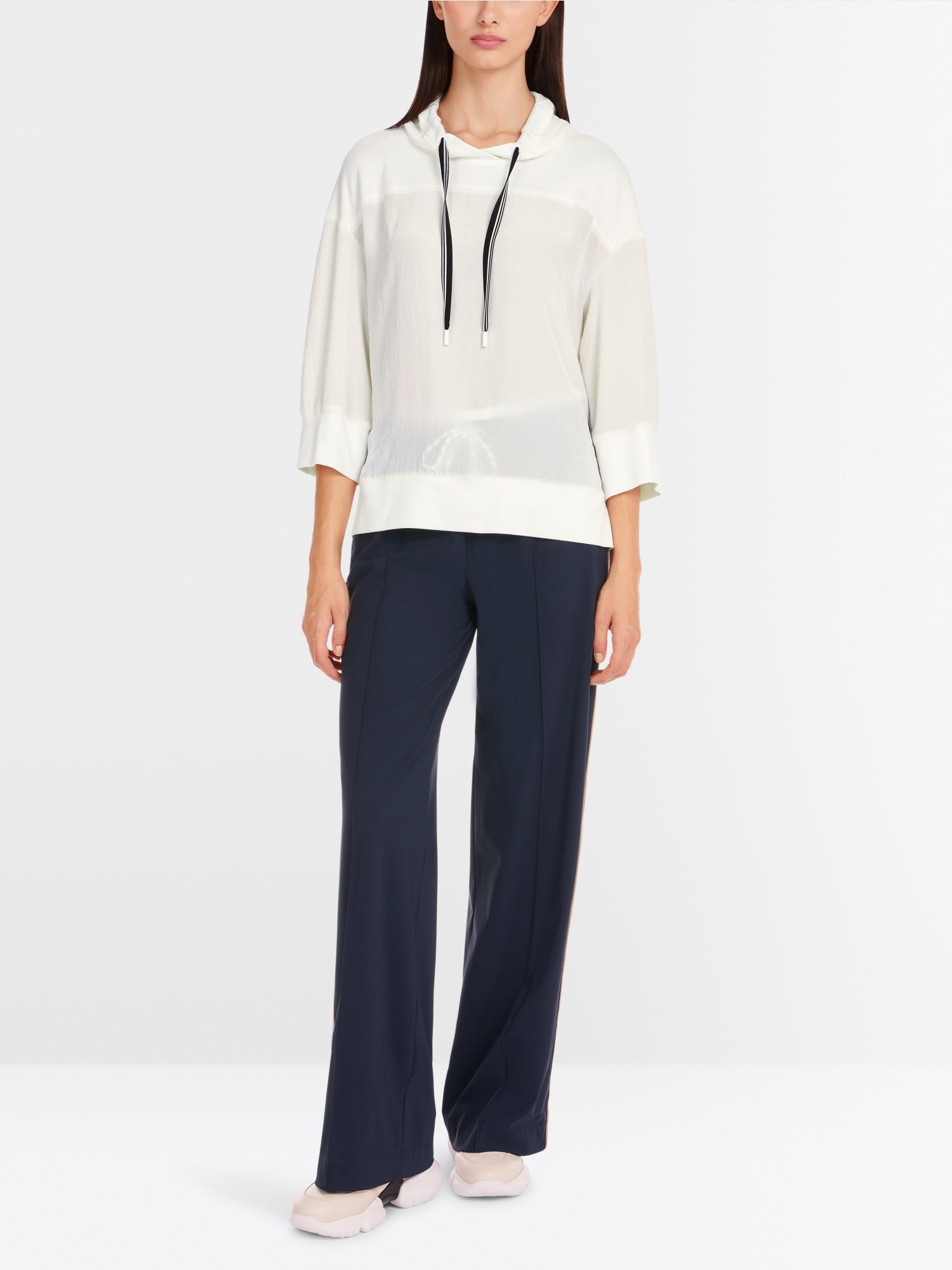 Solid blouse in mixed fabrics