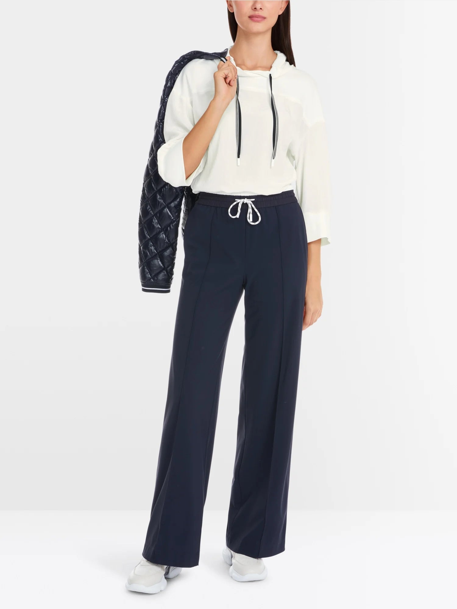 Solid blouse in mixed fabrics