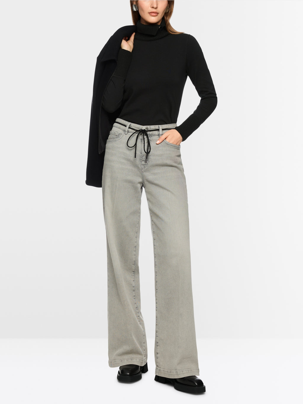 Long-sleeved top with knit collar