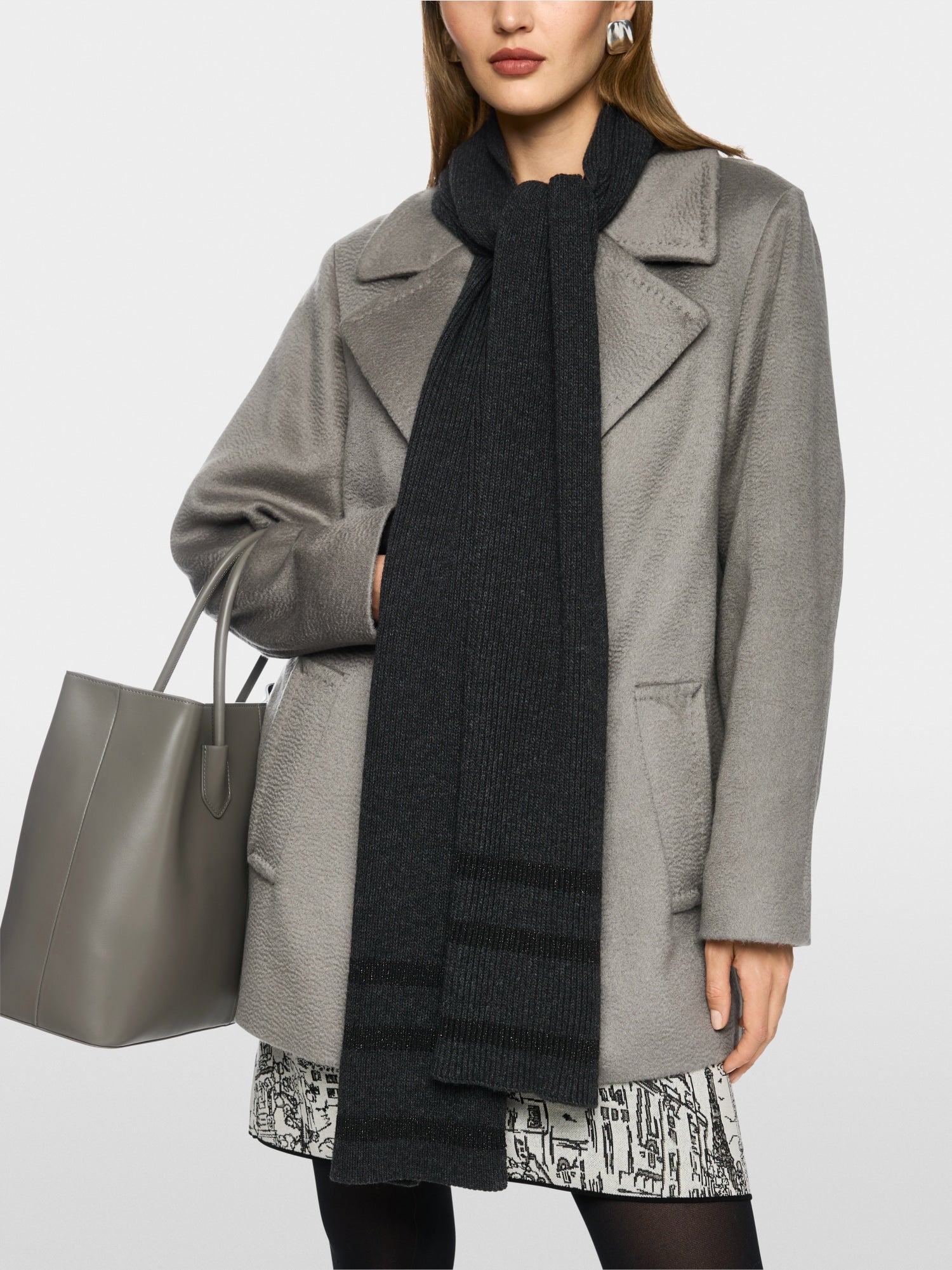 Scarf with stripes and lurex threads