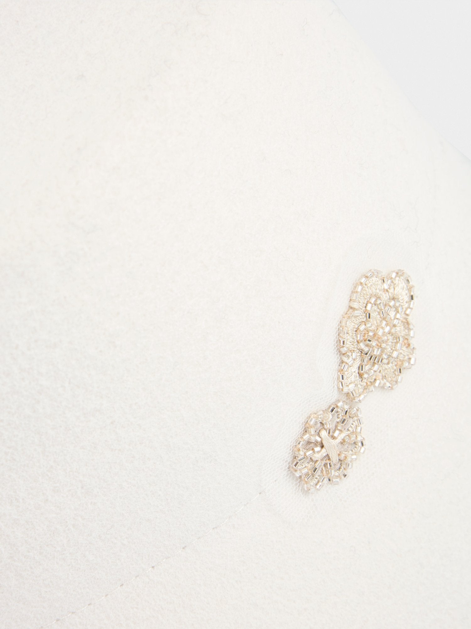 Bucket hat with flower appliqué