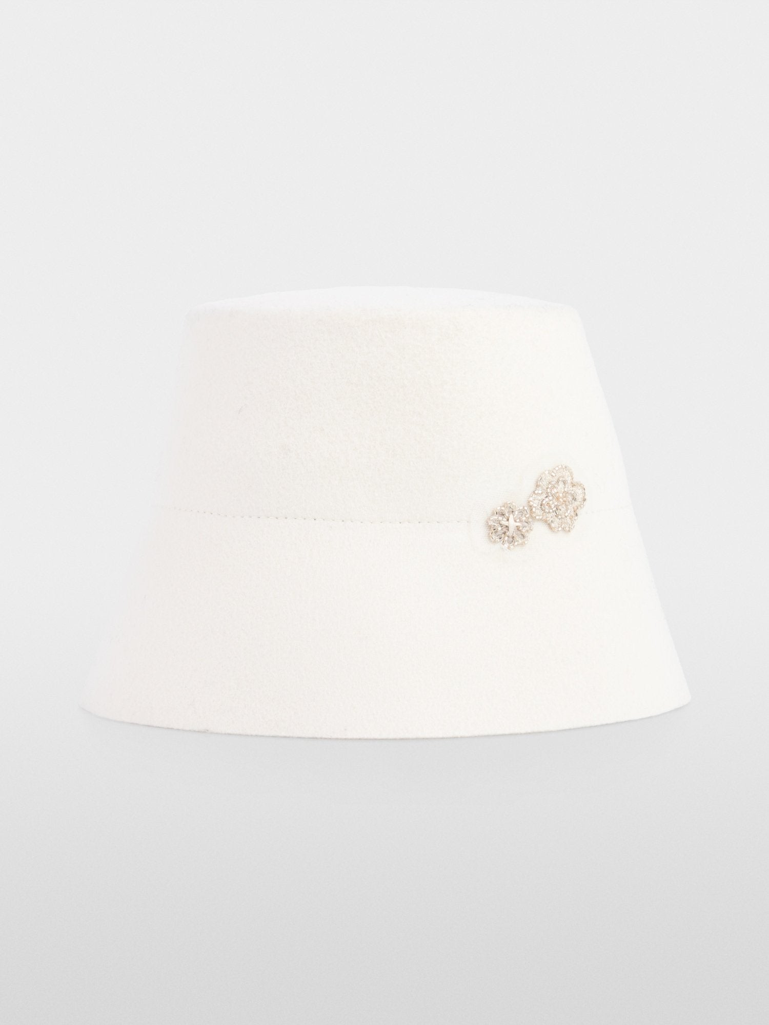 Bucket hat with flower appliqué