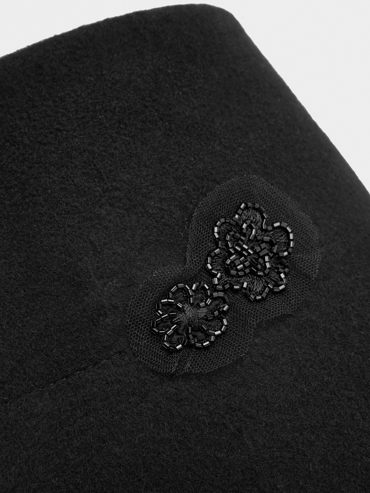 Bucket hat with flower appliqué