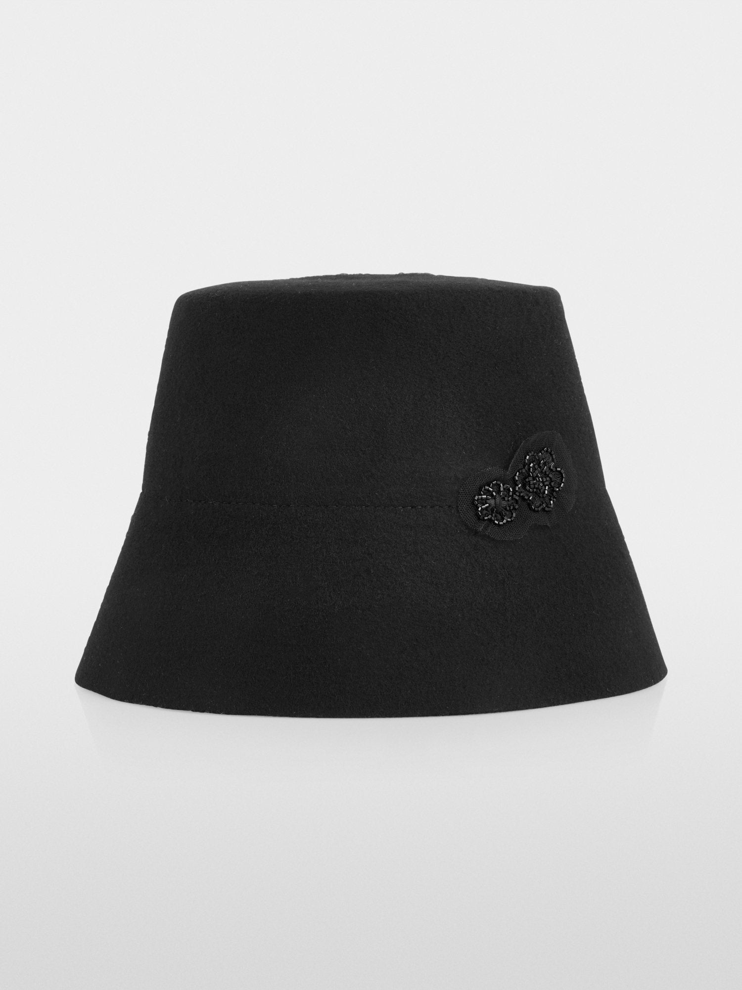 Bucket hat with flower appliqué